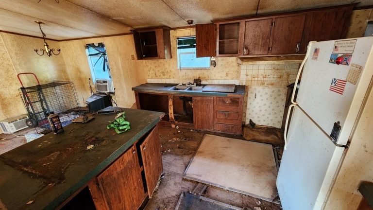 old kitchen we buy houses Alabama, sell my house fast Mobile, AL